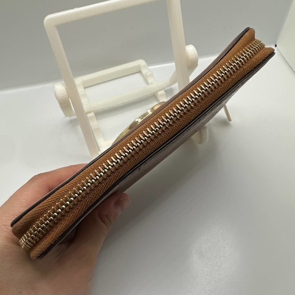 Michael KORS Brown Wallet with Phone Holder - Picture 4 of 10